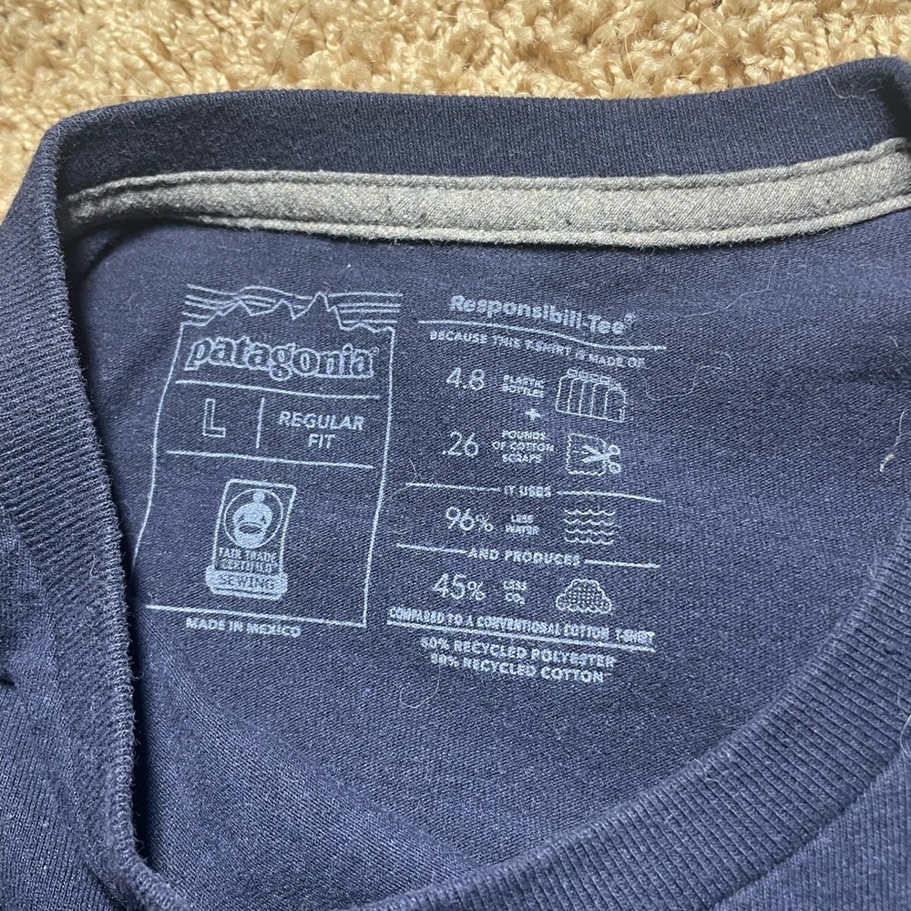 Patagonia Men's Navy Blue Short Sleeve T-Shirt Size Large - Picture 4 of 4
